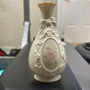 The Cameo Ribbon Vase vase by the Royal heritage collection